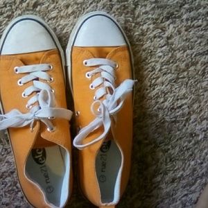 Women's orange sneakers 8/9